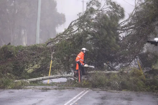 Cyklon Alfred stannar av utanför Australiens östkust när miljontals människor förbereder sig för påverkan